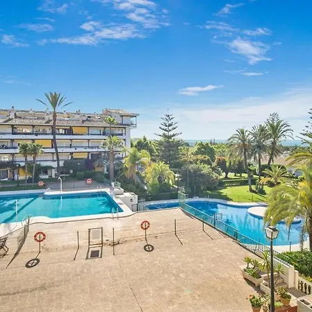 Apartment Golden Mile Getaway, Garden View, Pool & Comfort *