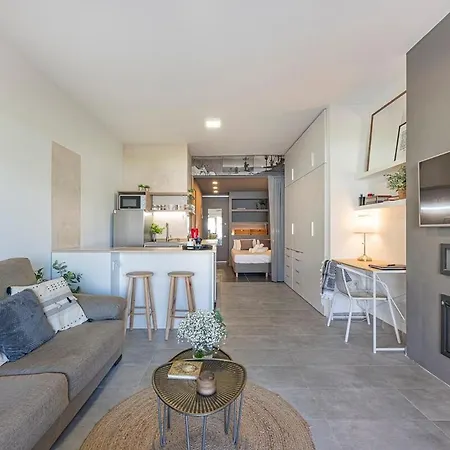 Apartment Golden Mile Getaway, Garden View, Pool & Comfort