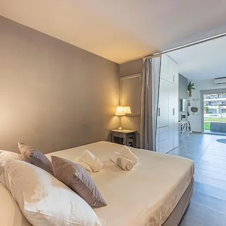 Apartment Golden Mile Getaway, Garden View, Pool & Comfort