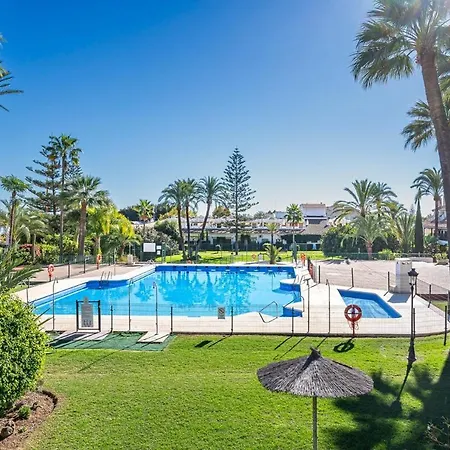 Golden Mile Getaway, Garden View, Pool & Comfort Apartment *