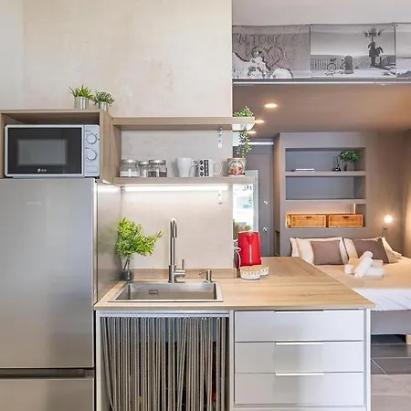 Apartment Golden Mile Getaway, Garden View, Pool & Comfort Marbella