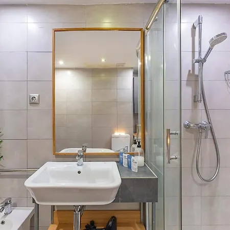 Golden Mile Getaway, Garden View, Pool & Comfort