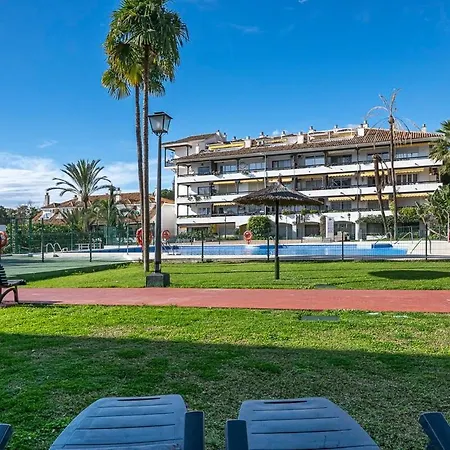Golden Mile Getaway, Garden View, Pool & Comfort Apartment