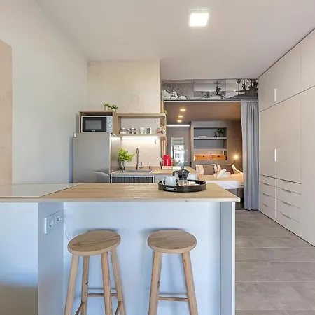 Apartment Golden Mile Getaway, Garden View, Pool & Comfort