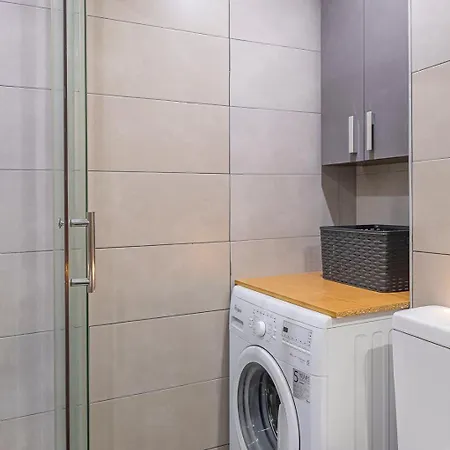 Golden Mile Getaway, Garden View, Pool & Comfort Apartment *