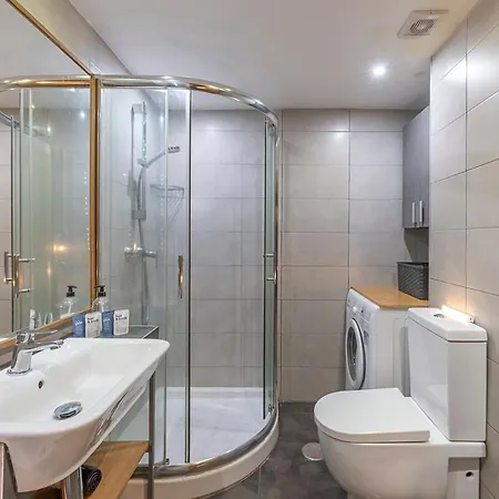 Golden Mile Getaway, Garden View, Pool & Comfort