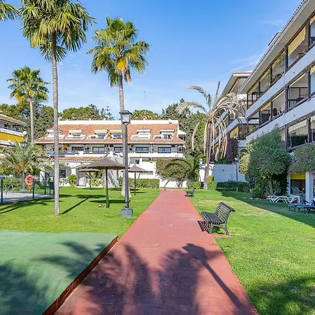 Golden Mile Getaway, Garden View, Pool & Comfort *
