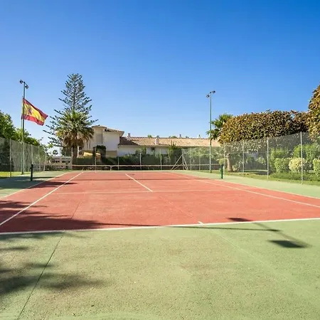 Golden Mile Getaway, Garden View, Pool & Comfort