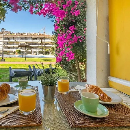 Golden Mile Getaway, Garden View, Pool & Comfort Apartment