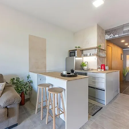 Golden Mile Getaway, Garden View, Pool & Comfort Apartment *