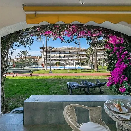 Apartment Golden Mile Getaway, Garden View, Pool & Comfort *