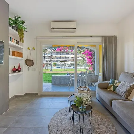 Apartment Golden Mile Getaway, Garden View, Pool & Comfort Marbella