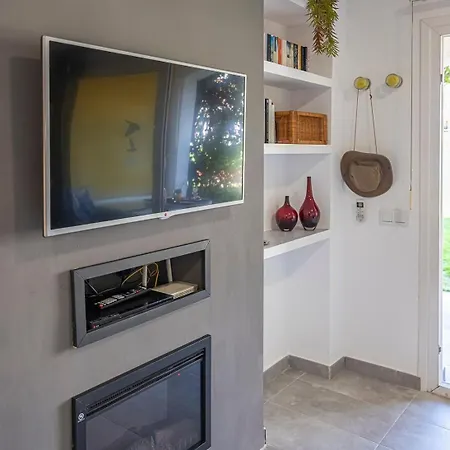 Golden Mile Getaway, Garden View, Pool & Comfort Apartment